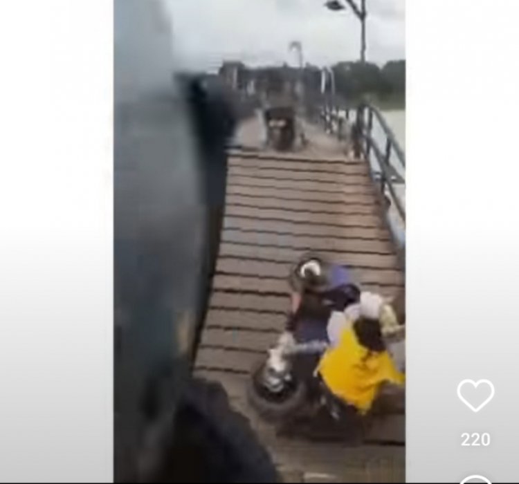 Viral! Video Jembatan Jembalas Ambruk, Pengendara Motor Terperosok Teriak Takbir