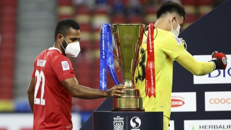 Gagal Maning! Momen Striker Indonesia Yabes Roni "Gigit Jari" Hanya Bisa Pegang Piala AFF 2020