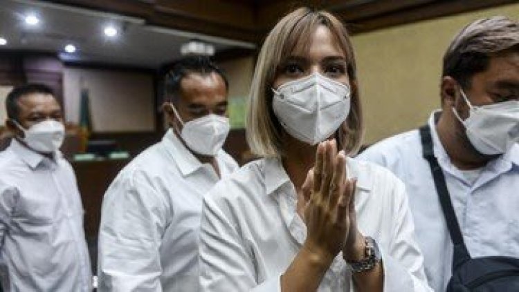 Hakim Vonis Nia dan Ardi Bakrie 1 Tahun Penjara, Nia Menangis....