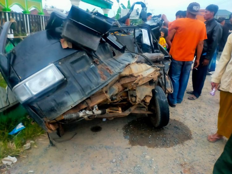 Tabrak Mobil Parkir di Jalan, Carry Pickup Ini Ringsek Berat