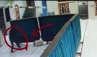 Maling Sikat Kotak Amal Masjid PKDP Bungo-Jambi Terekam CCTV