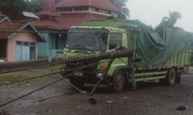 Diterjang Angin Puting Beliung, Tiang PLN di Bungo Roboh, Hancurkan Mobil dan Rumah Warga