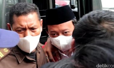 Gunakan Rompi Merah, Herry Wirawan Hadiri Sidang Vonis Kasus Pemerkosaan 13 Santri