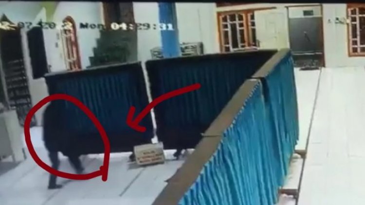 Maling Sikat Kotak Amal Masjid PKDP Bungo-Jambi Terekam CCTV