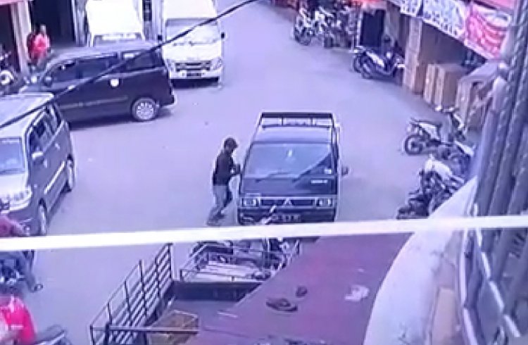 Terekam CCTV, Pencuri di Pasar Bangko Ini Santai Gasak Uang Ratusan Juta di Dalam Mobil