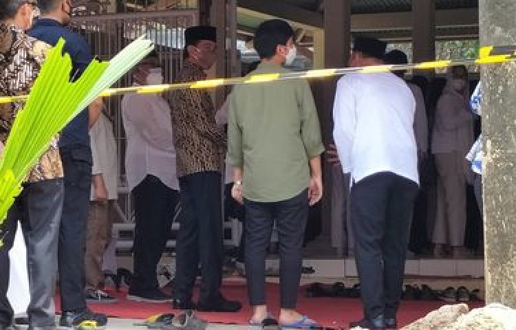 Presiden Mengantar Jenazah Pamannya ke Makam