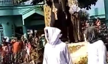 Viral! Pengantin Cantik Ini Terjungkal Saat Arak-arakan, Netizen: Lagian lagi Nikahan Malah Sibuk Main Handphone