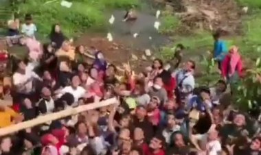 Heboh! Warga Pekalongan Rebutan Hujan Uang di Pakumbulan, Netizen Sayangkan Kerumunan