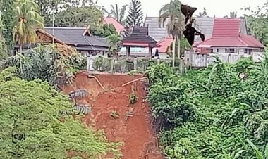 Rumah Dinas Bupati Merangin Terancam Runtuh Akibat Longsor
