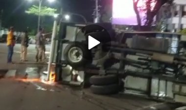 Mobil Damkar Tabrakan & Terbalik Saat Mau Padamkan Rumdis Wagub, Tiga Orang Dilarikan ke RS