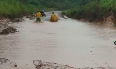 Jalan di Sungaigelam Muarojambi jadi 'Kolam Renang', Kadis PU: Tonase Kendaraan Banyak Berlebih