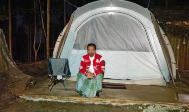 Asyiknya Jokowi Sarungan dan Bersantai saat Bermalam di IKN Nusantara