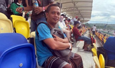 Viral! Pria Surabaya Ini Kenakan Sarung Saat Nonton MotoGP, Contoh Outfit Jokowi di IKN