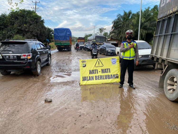 Jalan Rusak Parah, Arus Lalu Lintas Jambi- Palembang Macet