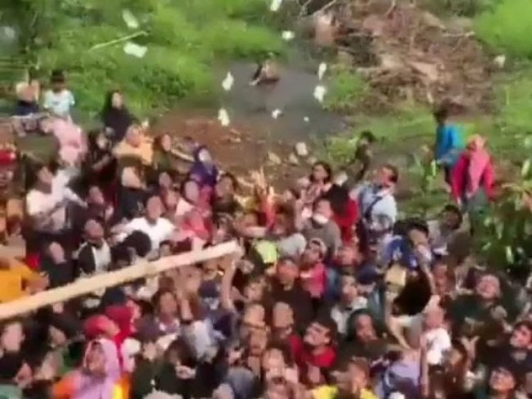 Heboh! Warga Pekalongan Rebutan Hujan Uang di Pakumbulan, Netizen Sayangkan Kerumunan
