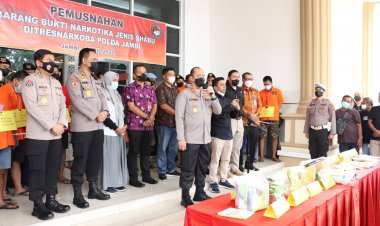 Kapolda Jambi Musnahkan 7,7 Kilo Sabu dari 13 Tersangka