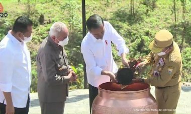 Gubernur Jambi Al Haris Bawa Tanah Pilih dan Air Kolam Telago Rajo Diserahkan ke Jokowi di Titik Nol IKN