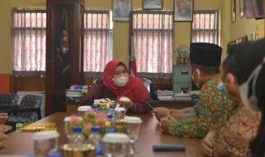Bupati Muaro Jambi Salurkan Bantuan ke SMA Titian Teras