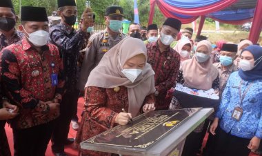 Bupati Masnah Resmikan Gedung Serba Guna Desa Suak Putat