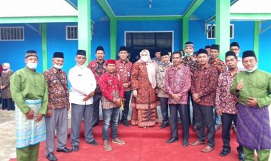 Bupati Masnah Hadiri Wisuda Tahfidz Qur’an se-Kecamatan Sekernan