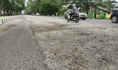Jalan Taman Depan Kantor Bupati Rusak Parah, Kabid Cipta Karya: Tahun Depan Kami Anggarkan Perbaikan