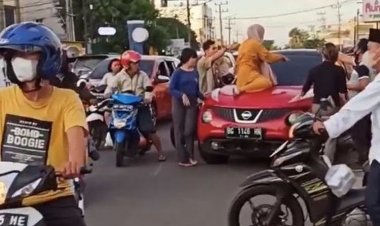Viral! Wanita Naik Atas Kap Mobil Oknum Polisi, Dipaksa Stop Gegara Bawa Wanita Lain