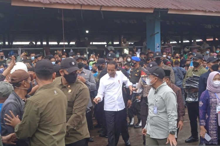 Jokowi Kunjungi Pasar Angso Duo di Jambi, Bagi-bagi Duit Modal Rp1,2 Juta ke Pedagang