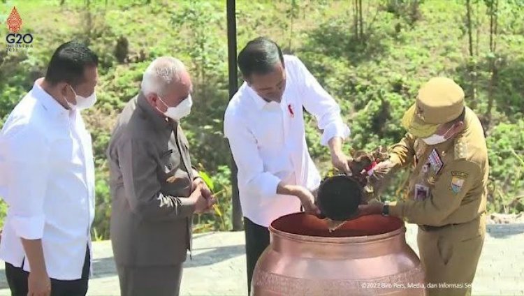 Gubernur Jambi Al Haris Bawa Tanah Pilih dan Air Kolam Telago Rajo Diserahkan ke Jokowi di Titik Nol IKN