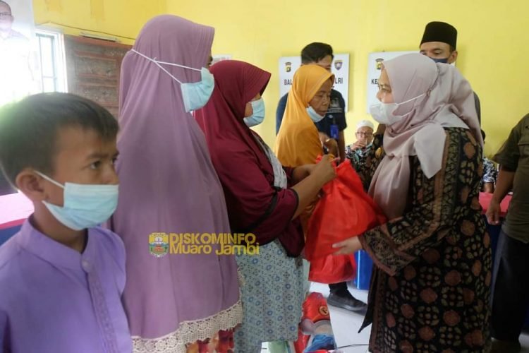 Bupati Masnah Salurkan Santunan dan Bantuan Sembako pada Warga Desa Sogo