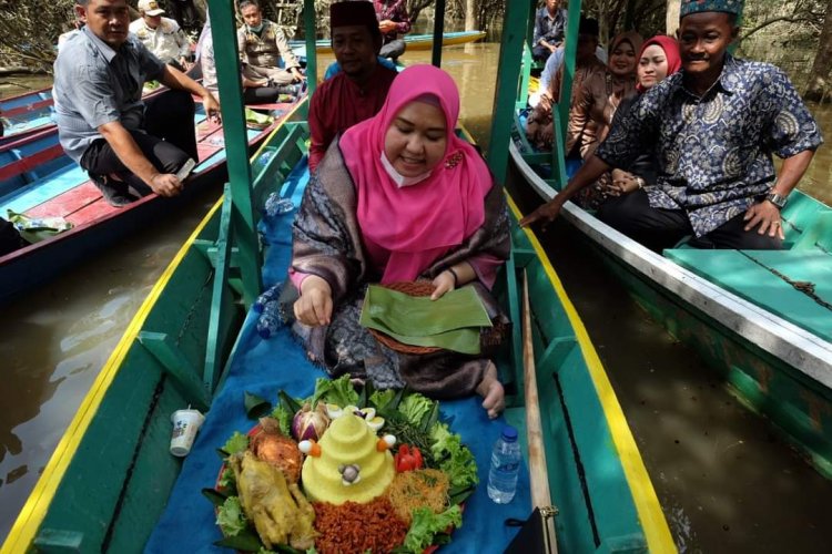 Bupati Masnah Hadiri Festival Kenduri di Danau Tangkas