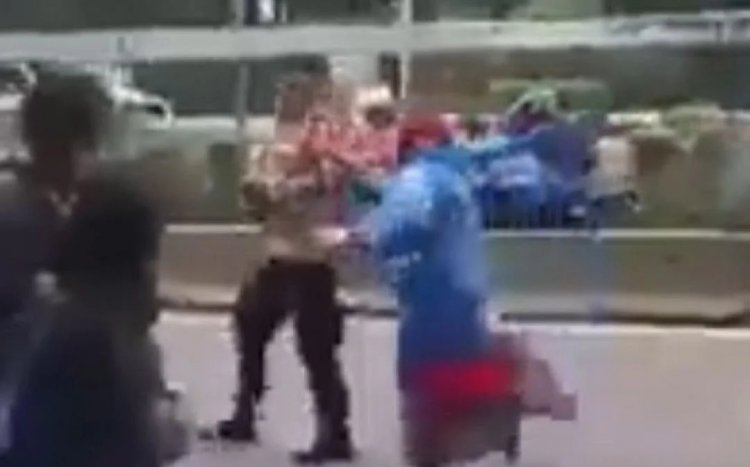 Heboh! Video Emak-emak Ngaku Kelaminnya Ditendang Polisi, Begini Kata Wakapolres Jakpus