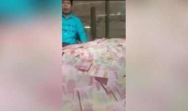 Viral, Pria Kalsel Ini dengan Tumpukan Uang Siapa Dia?