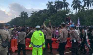 Demo BEM Kampus Muhammadiyah di Patung Kuda Ricuh, Kapolsek Gambir Terinjak-injak, 26 Diamankan