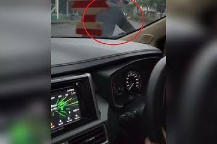 Viral! Video Pemotor Cegat Mobil di Kembangan Jakbar, Ternyata....