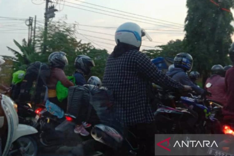 Arus Balik Mudik di Jalan Arteri Karawang Macet Parah Hingga Minggu Malam