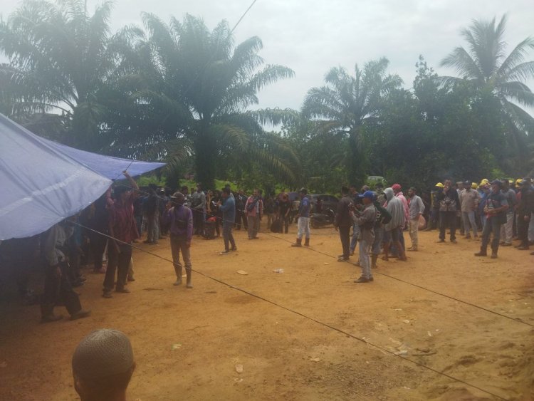 Demo Warga Berlanjut, Massa Geruduk PT EWF Milik Akiang di Sakean