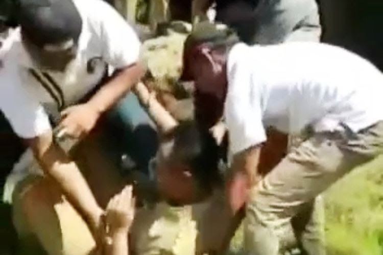 Viral! Gubernur NTB Jatuh Terguling Saat Lewat Sungai: Biasa kan Jalannya Licin