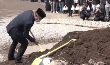 Sedih! Ridwan Kamil Masukan Tanah Pertama & Terakhir ke Liang Lahad Makam Putra Kesayangan