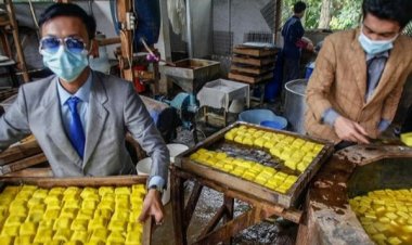 Ini Dia Macam Cara dan Gaya Penjual Makanan Kostum Nyentrik