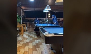 Emak-emak Berhijab Main Biliar, Netizen: Diam pulang pengajian, Bergerak Mengajak by One