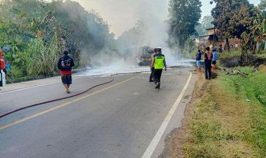 Brakkk!! Tabrakan Hebat di Tempino, Satu Mobil Hangus Terbakar