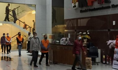 Diborgol dan Berompi Oranye KPK, Begini Kondisi Rektor Unila