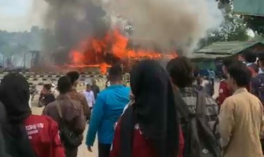 Terdengar Dentuman Keras! 5 Bangunan Kantin di Depan Kampus UIN Sutha Jambi Ludes Terbakar