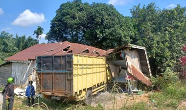 Truk Batubara Hantam Rumah Warga Hingga Ambruk, Bocah 4 Tahun Kritis