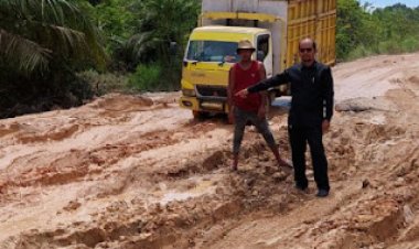 Pandangan Umum, Fraksi PAN Usulkan Perbaikan Jalan Nyogan yang Sering Banjir