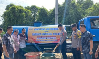 Bentuk Kepedulian! Polres Bungo Salurkan Air Bersih Untuk Korban Terdampak Banjir