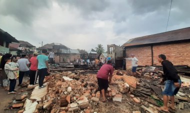 14 Rumah Terbakar di Tanah Tumbuh, Pemkab Bungo Berikan Bantuan