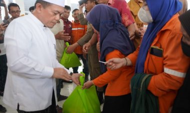 Gubernur Jambi Berikan Bantuan Sembako Ramadhan kepada 800 Orang Petugas Kebersihan Kota Jambi