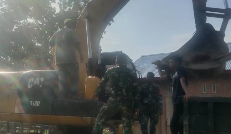 Serda Hamdan Bantu Operator Alat Berat dalam Kegiatan TMMD 123