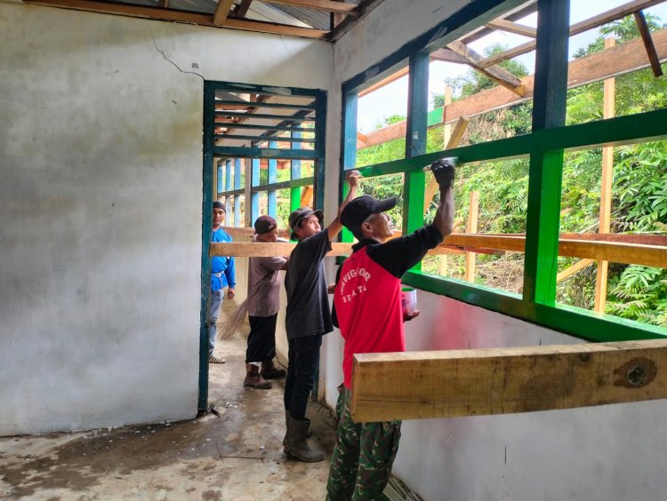 TMMD Ke-123 Kodim 0416/Bute: TNI dan Warga Bahu-Membahu Perbaiki Madrasah di Tebo